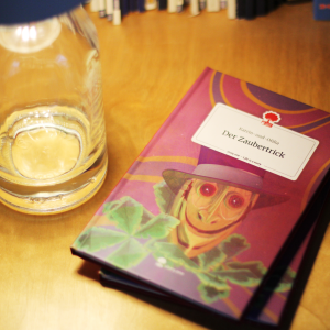 »Der Zaubertrick« ist ein schräges Buch, bei dem zwischen Steam-Punk, Krimi und Fantasy auf jeder Seite Gefahr lauert.