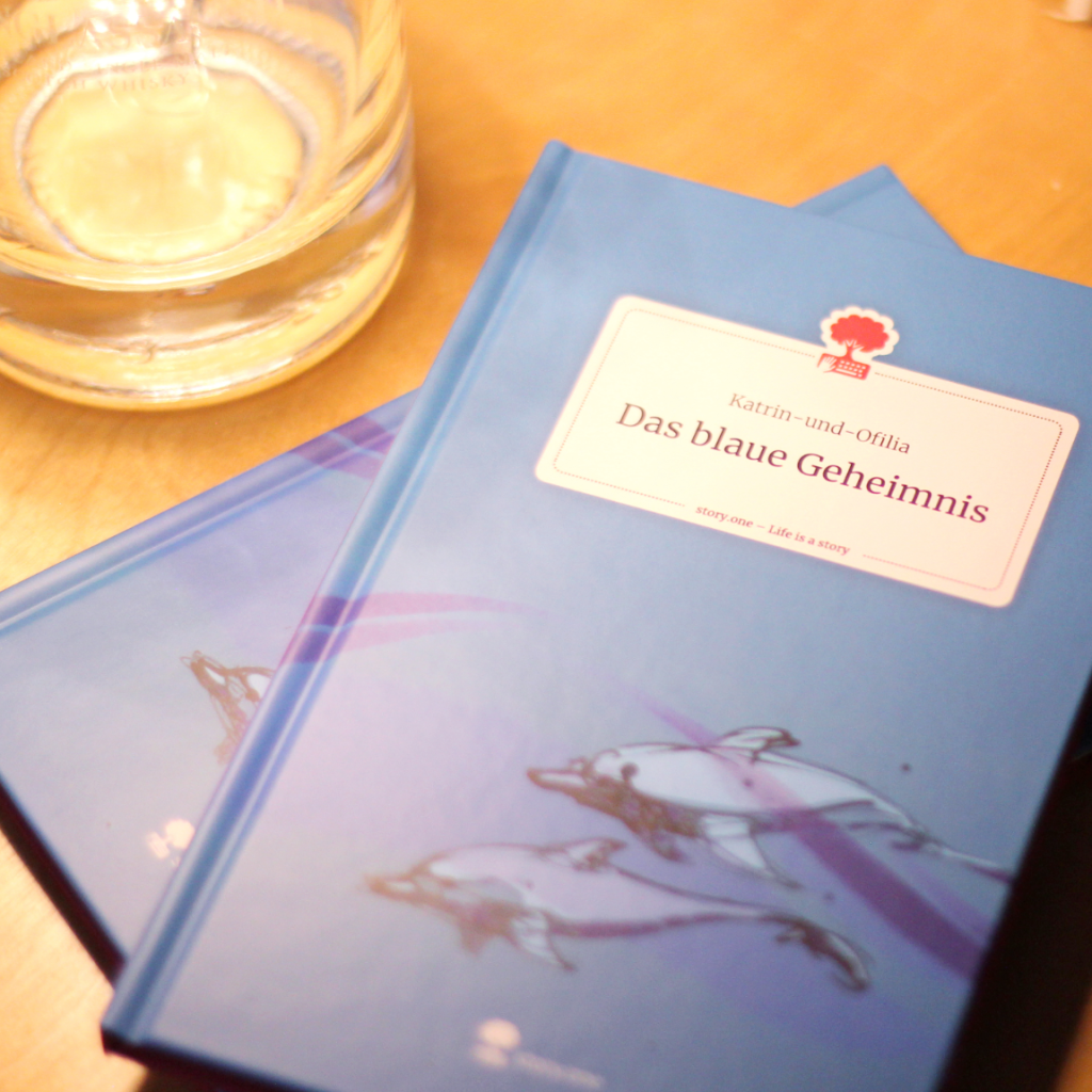 »Das blaue Geheimnis« 
Ein träumerisches Buch, in dem wir die Farbe Blau feiern – zwischen Himmel und Wasser.