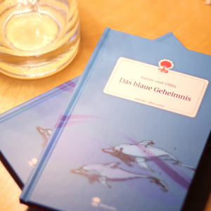 »Das blaue Geheimnis« Ein träumerisches Buch, in dem wir die Farbe Blau feiern – zwischen Himmel und Wasser.
