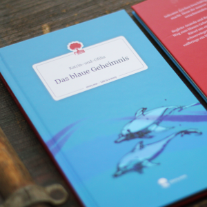 »Das blaue Geheimnis« Ein träumerisches Buch, in dem wir die Farbe Blau feiern – zwischen Himmel und Wasser.