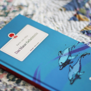 »Das blaue Geheimnis« Ein träumerisches Buch, in dem wir die Farbe Blau feiern – zwischen Himmel und Wasser.